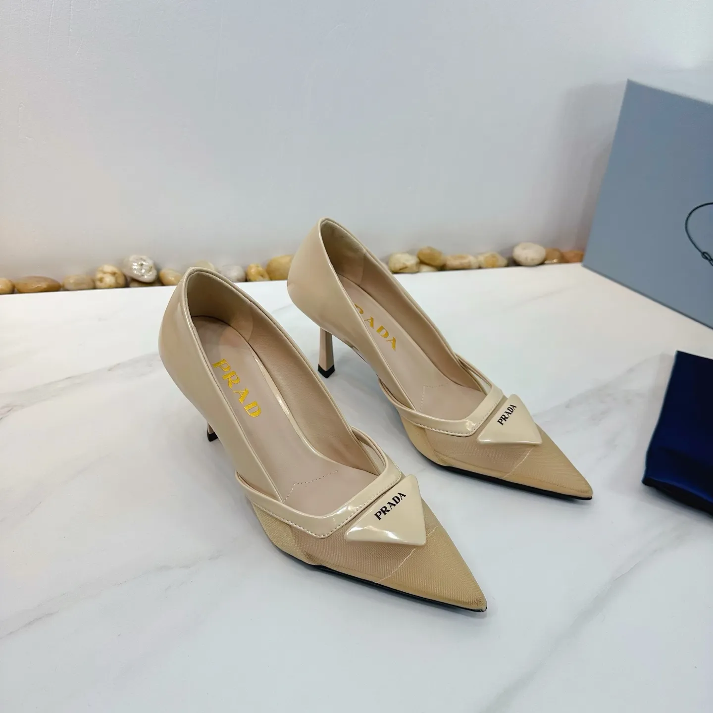 👟👟Ex-factory price 560👟👟 2025 SSS launches Prada’s latest long boots, sandals, thin heels, empty backs, thick heels series ————————🆚🆚🆚 💥PRADA's early spring T-stage catwalk show is the same style as "Dreams Never Sleep". Prada can use it on important occasions. The fresh style has a bit of nobility and is perfect on the feet. 💃💃 Wear this shoe with it. It is elegant and crystal clear, regardless of various accessories. The materials are all exclusively customized one-to-one and must be zero-distance from the original. The entire series is full of exciting and unexpected combinations of elements. The expression of different materials and textures of fabrics has a strong artistic flavor, allowing you to appreciate the ever-changing style of Prada girls. 1⃣ Upper: Made of open-edge bead➕mesh 2⃣ Lining: imported sheepskin 3⃣ Outsole: Italian original genuine leather outsole Heel height 7.5 4⃣🔺Original labeling feet, stock code number 35M-39M (40 41 42 customized, non-returnable and non-exchangeable).